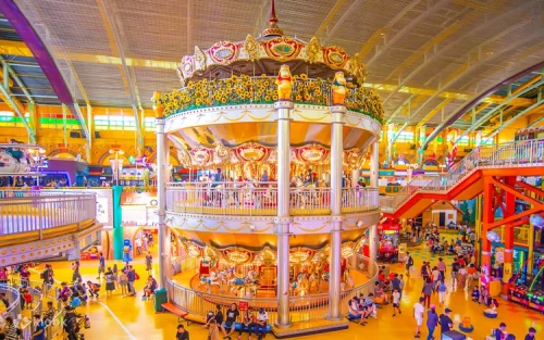 Vibrant theme park atmosphere during a sunny day at Janfusun