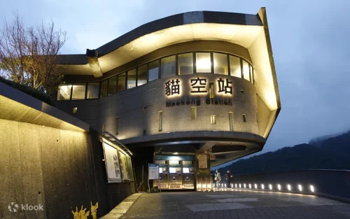The Eye of Maokong crystal cabin with a transparent glass floor.