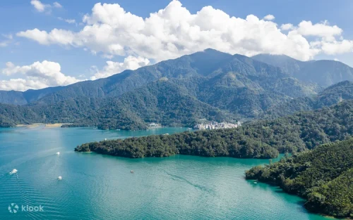 Cycling along the world-renowned Sun Moon Lake bike path