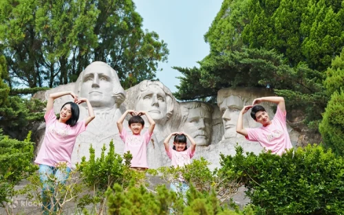 Entertaining interactive dance show for the whole family