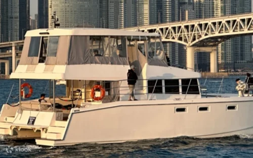 Spacious deck of a top-class Leopard Catamaran with ocean views