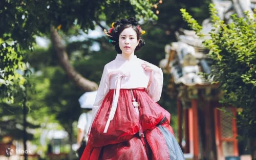 Elegant traditional Korean hairstyling with daenggi and binyeo accessories