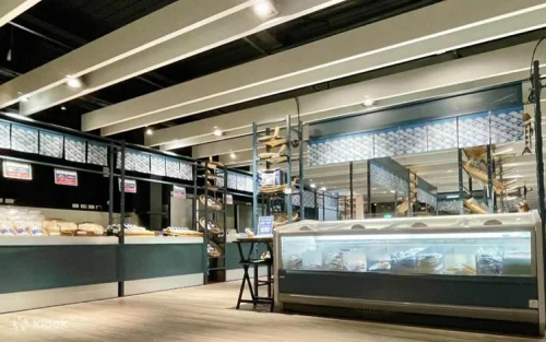Fresh seafood tasting at the Hsi Ho Aquatic Products Tourism Factory in Yilan