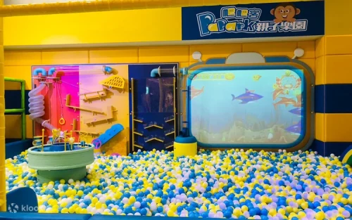 Exciting bungee trampoline at PaPark Tucheng
