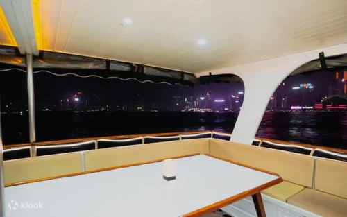 Professional photography service on the Victoria Harbour cruise