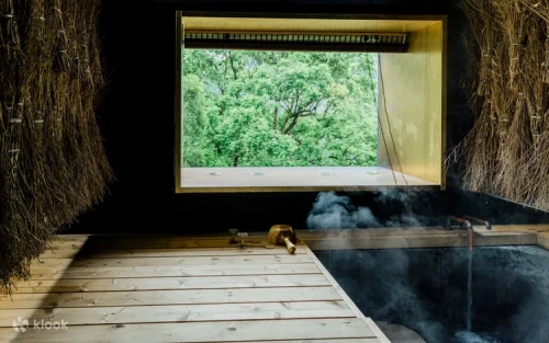 Atayal-style private hot spring room in Wulai