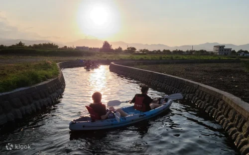 Family enjoying a safe guided canoe experience in Taiwan