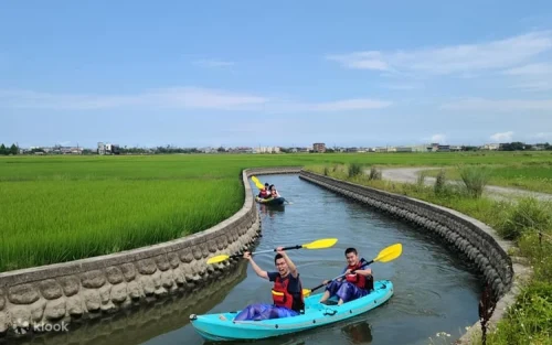 Professional instructor guiding a canoe tour in Yilan