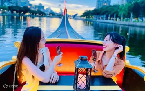 船夫在愛河上高唱傳統船歌
