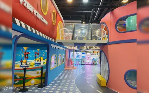 Kids exploring the interactive Mixed Reality MR game zone
