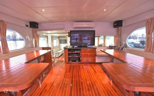 Relaxing U-shaped bow seating offering unobstructed views of Victoria Harbour.