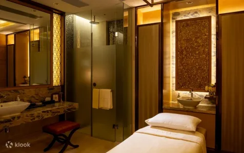 Luxurious couple suite at the Sky Club spa in Hong Kong