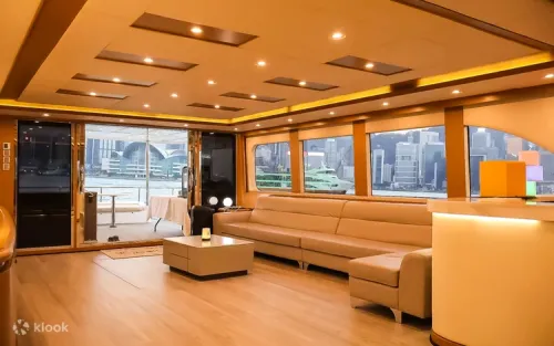 Unlimited drinks and snacks on the Hong Kong harbor cruise