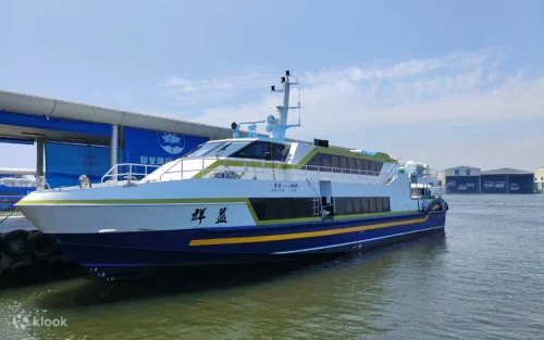 Spacious private car interior for Taiwan island hopping tourists