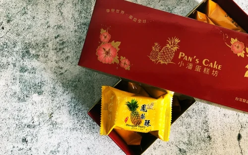 Convenient airport pickup of traditional Taiwanese pastries