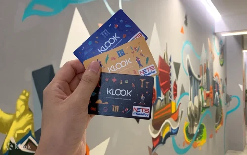 Tapping a NETS FlashPay card at a Singapore MRT station gantry