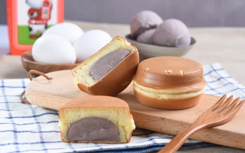 Traditional Taiwanese wheel cake being made on a hot griddle
