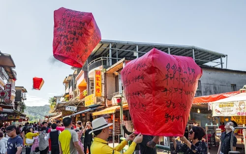 Releasing traditional red sky lanterns at Shifen Old Street
