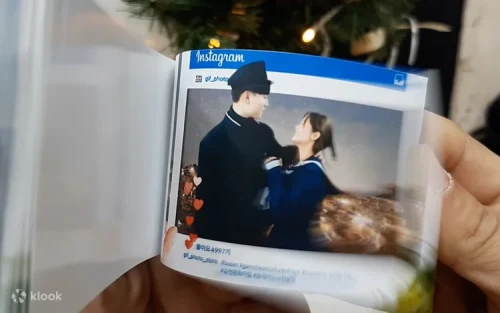 Guests holding a handcrafted 8-second motion picture flipbook