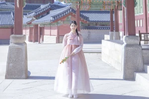 Premium Hanbok Rental & Palace Photoshoot at Gyeongbokgung