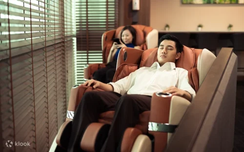 Business workstations with high-speed WiFi at Changi Airport
