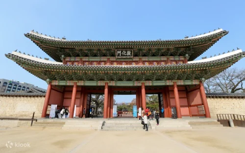 遊客在首爾仁寺洞傳統巷弄中漫步