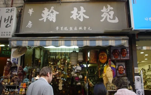 旅客結伴漫步於首爾歷史文化景點