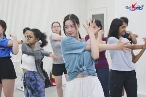 Authentic K-Pop Dance Class Experience in Seoul