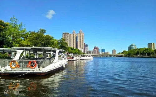 從愛河露天甲板欣賞高雄85大樓的迷人日落景色