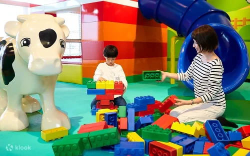 Immersive 4D cinema experience with special effects for families