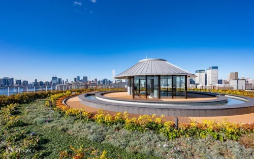 Panoramic sunset views from the rooftop footbath garden in Toyosu