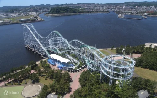 Exciting 107-meter vertical drop on the Blue Fall amusement ride